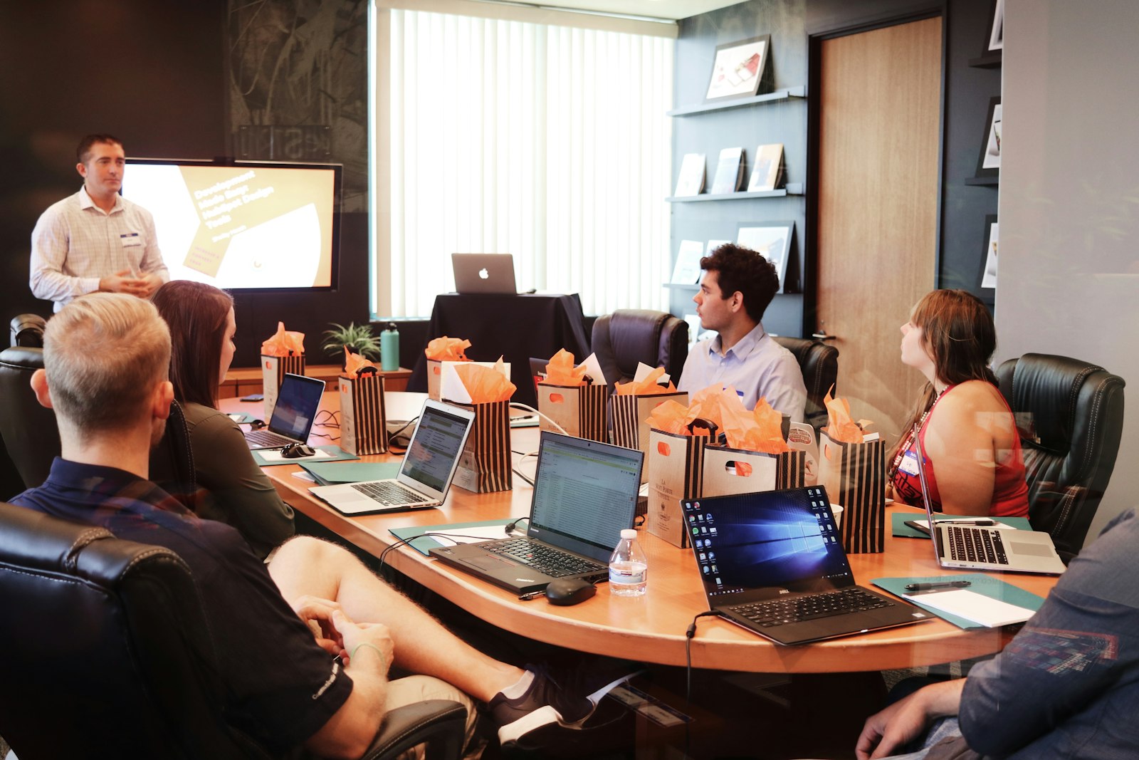 Equipo de Grupo Viesa en una reunión de trabajo