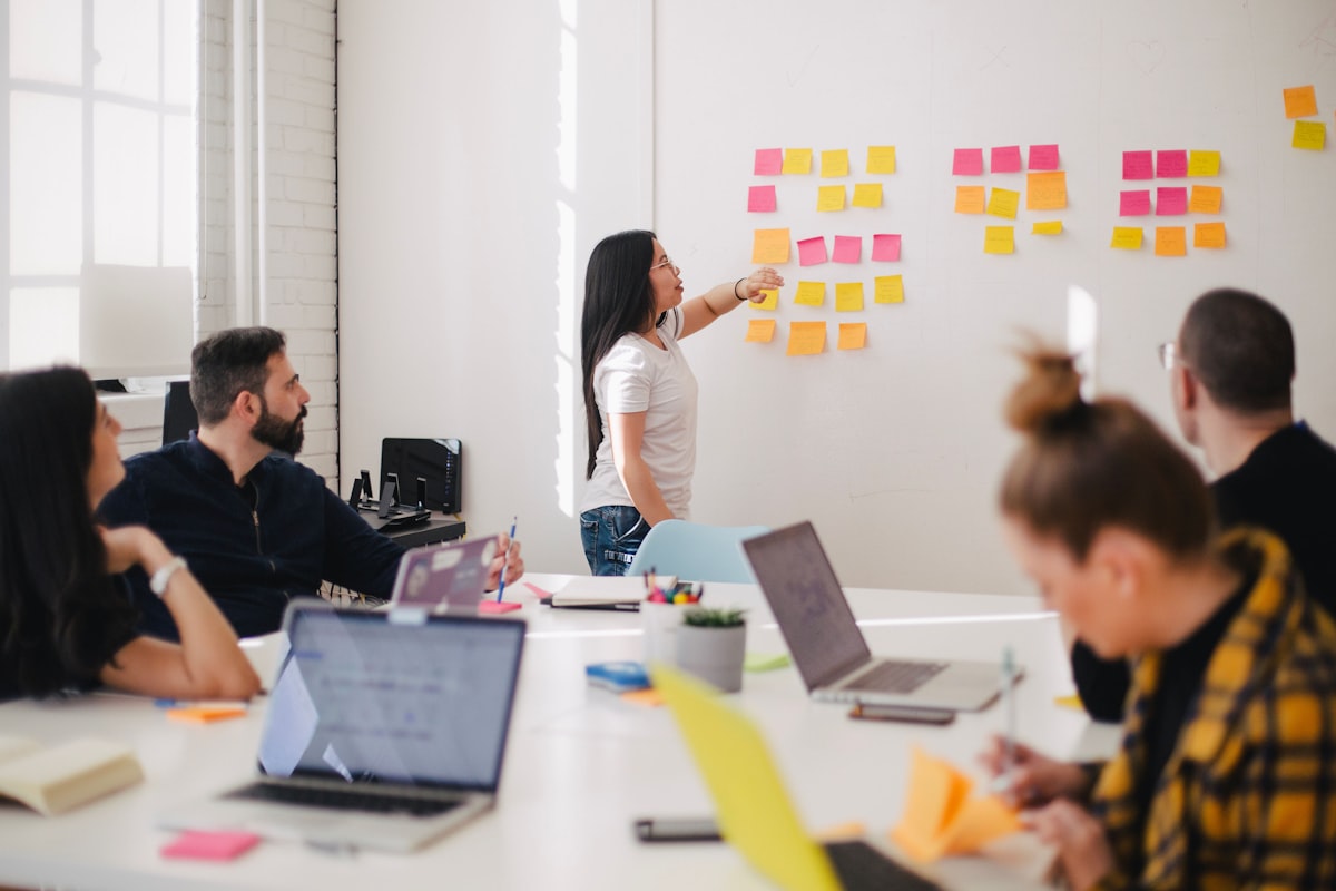 Equipo de trabajo planificando una estrategia sobre una pizarra